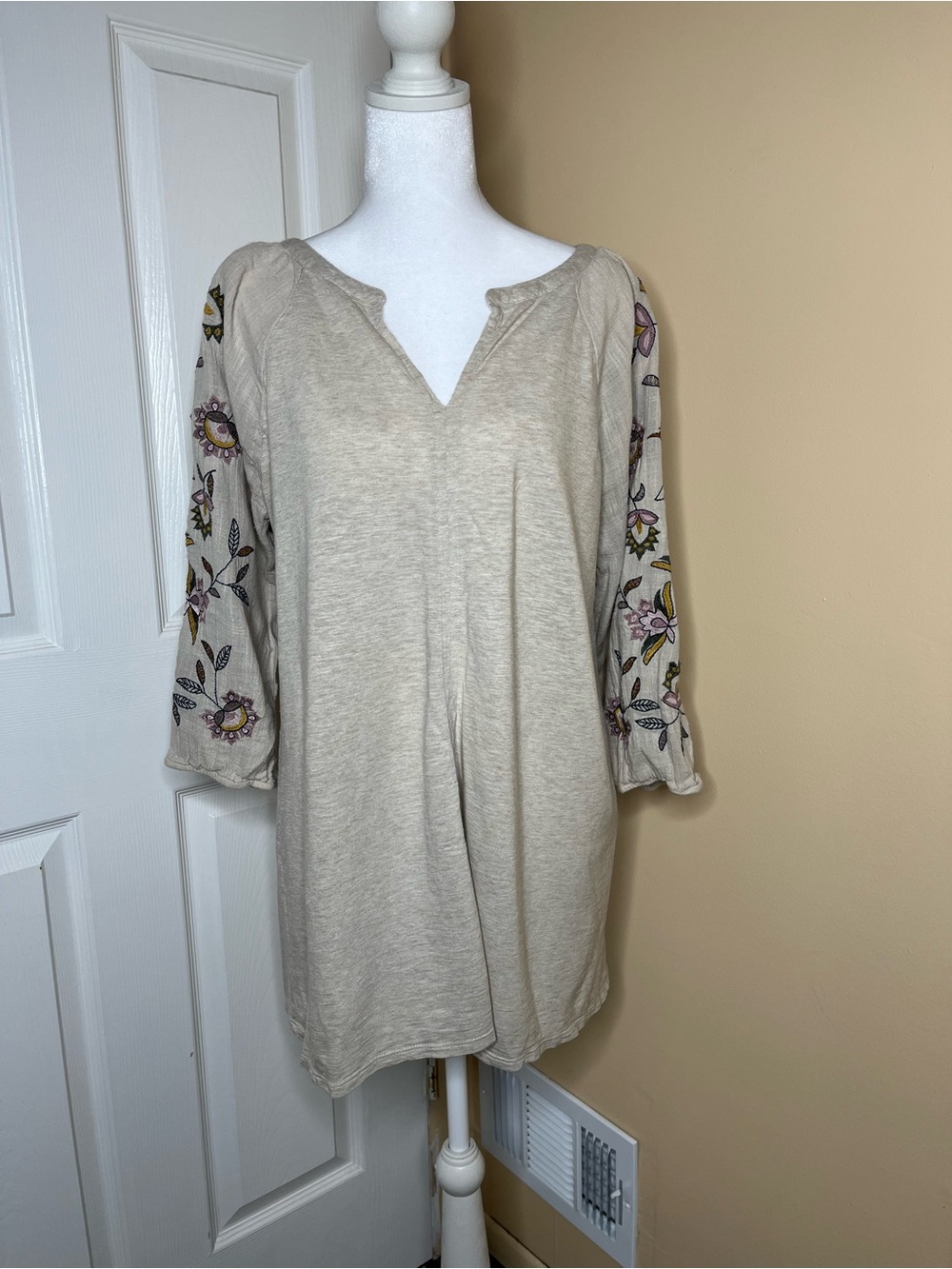 J. Jill Oatmeal Beige Embroidered Sleeve Tunic Size M